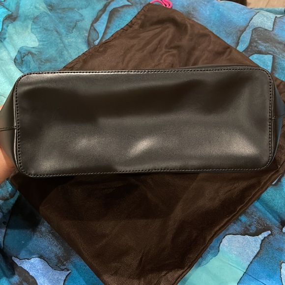 Kate Spade black shiny 100% leather zip tote shoulder bag purse with bow charm - Picture 3 of 7